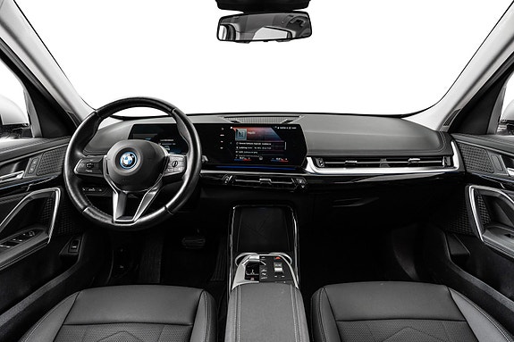 BMW iX1 10 of 19