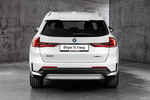 BMW iX1 5 of 19