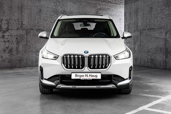 BMW iX1 3 of 19