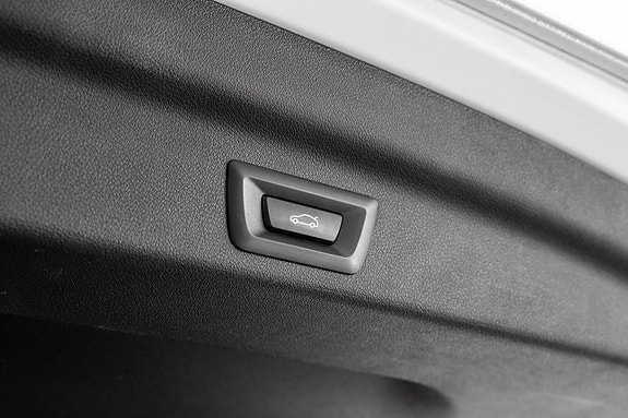 BMW iX1 7 of 19