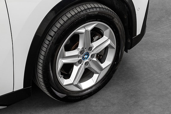 BMW iX1 8 of 19