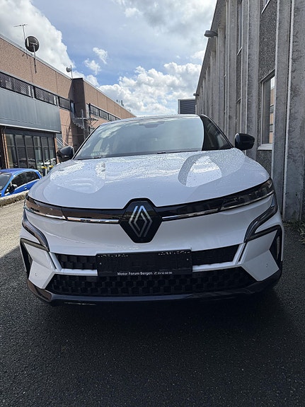 Frisk frontprofil med skarpe LED-lys og elegant grill.