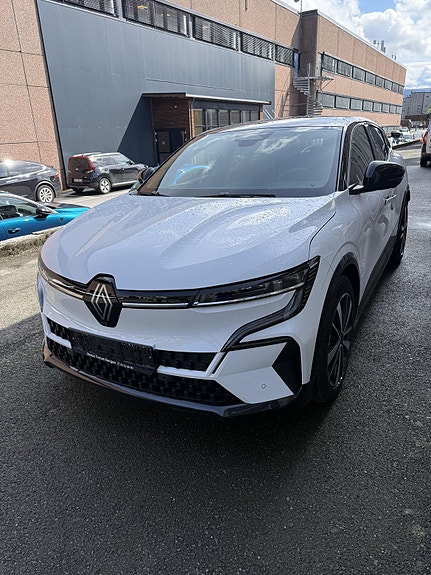 Sporty front med LED-lys og distinkt, moderne grilldesign.