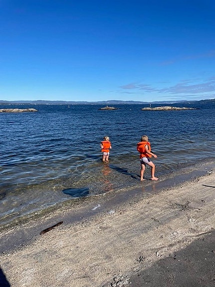 Turer til sjøen er en naturlig del av hverdagen. Vi har egen båt, vi bader, fisker og forsker.