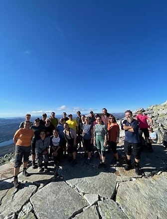 De ansatte på Gaustatoppen. En gang i året reiser de ansatte på seminar. Da jobbes det med verdier  og styrking av teamet.