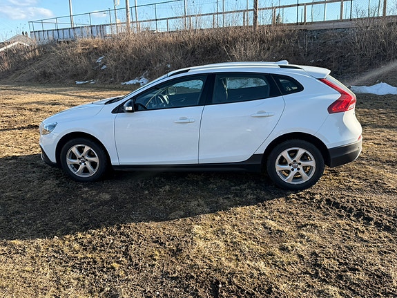 Volvo V40 Cross Country 2 of 5