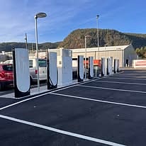 12 Tesla ladepunkter og 4 UFC ladepunkter.