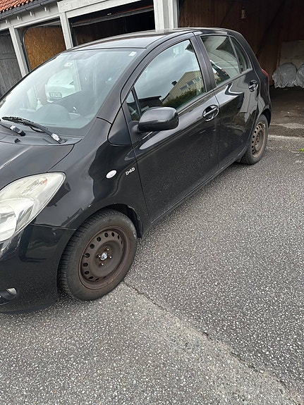 Toyota Yaris 4 of 8