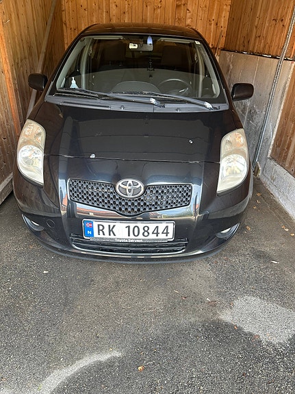 Toyota Yaris 2 of 8