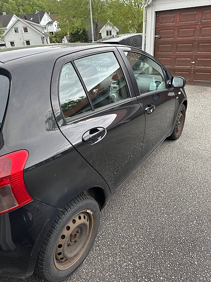 Toyota Yaris 5 of 8