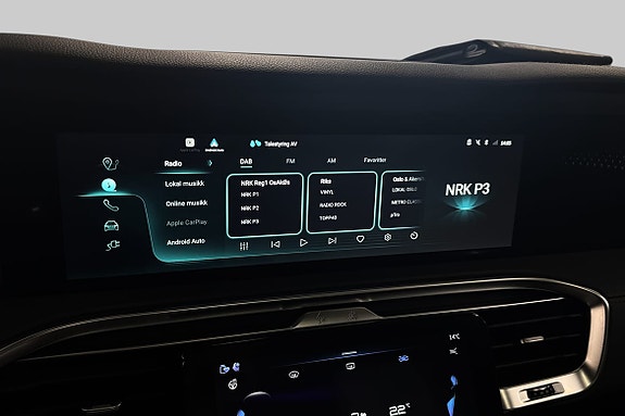 Brukervennlig media- og radiokontroll på stor touchscreen display.