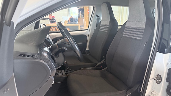 Volkswagen UP! 11 of 28