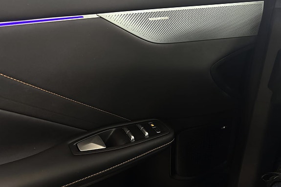 Dørpanel med ambient lys og smarte vindusknapper i moderne design.