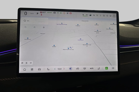 Navigasjonskart på stor touchscreen perfekt for trygg og enkel kjøring.