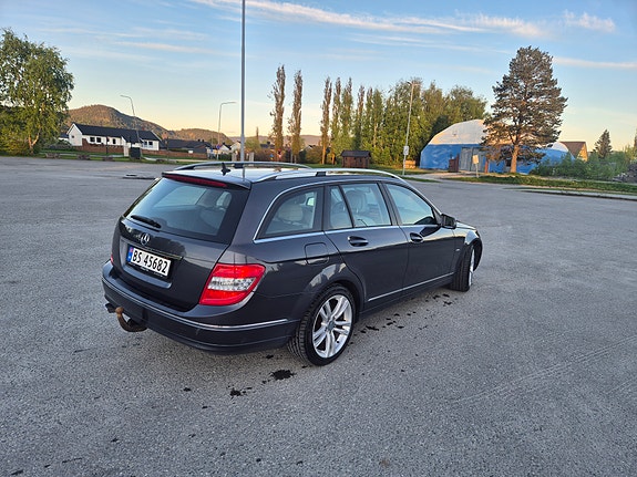 Mercedes-Benz C220 4 of 5