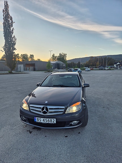 Mercedes-Benz C220 2 of 5