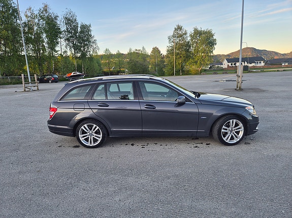 Mercedes-Benz C220 3 of 5
