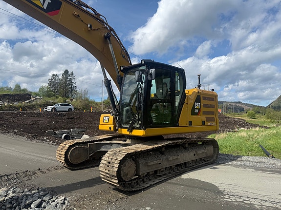 Cat 320 3 of 5