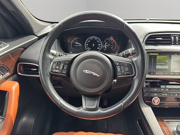 Jaguar F-PACE 23 of 29