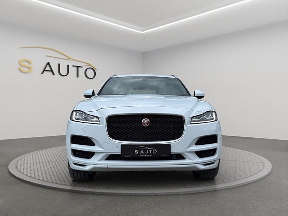 Jaguar F-PACE 2 of 5