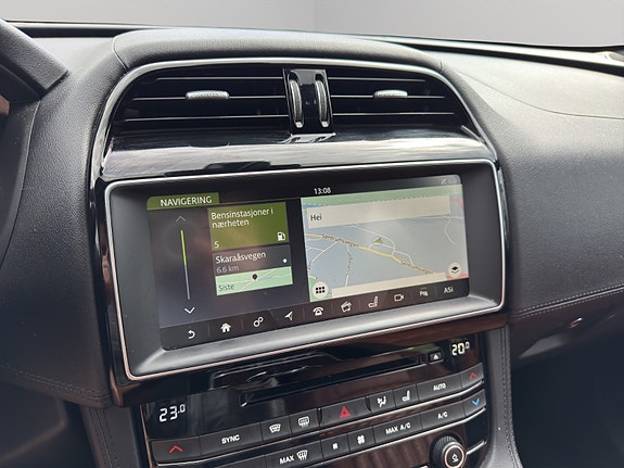 Jaguar F-PACE 25 of 29