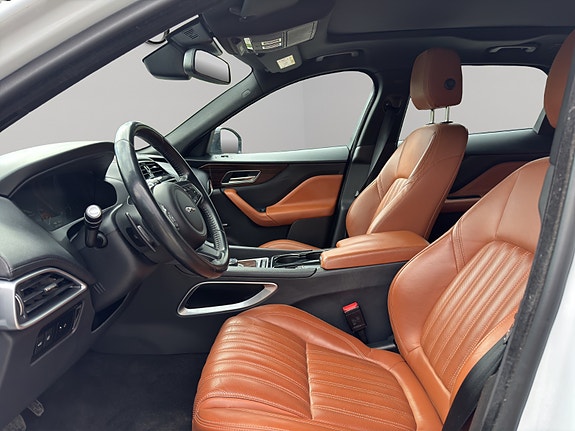 Jaguar F-PACE 13 of 29