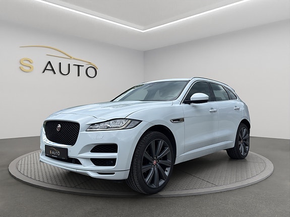 Jaguar F-PACE 3 of 5