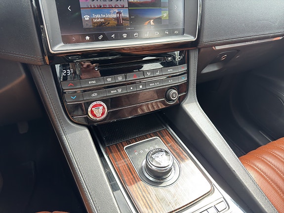 Jaguar F-PACE 28 of 29