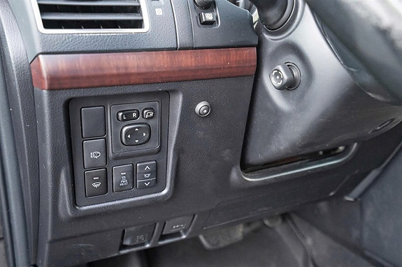 Toyota Land Cruiser 7 of 12