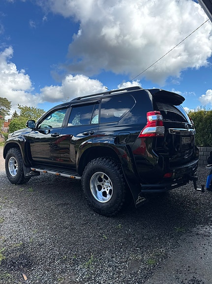 Toyota Land Cruiser 2 of 12