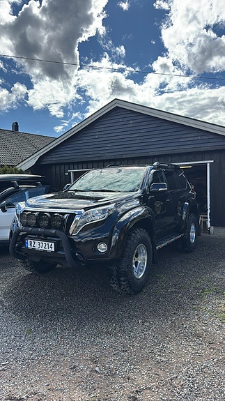 Toyota Land Cruiser 3 of 12