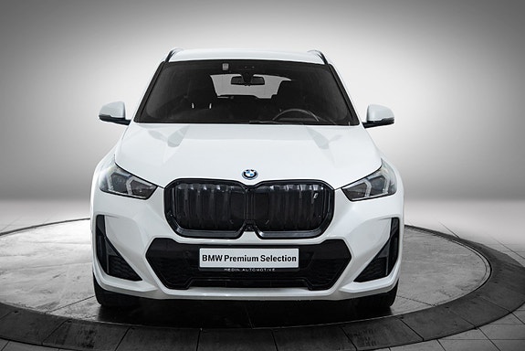 BMW iX1 8 of 24