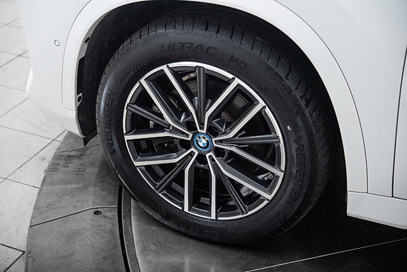 BMW iX1 10 of 24