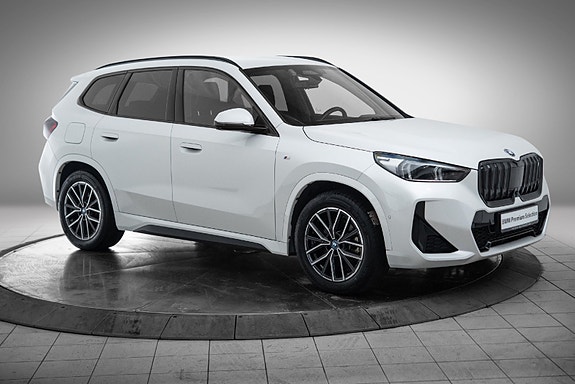 BMW iX1 7 of 24