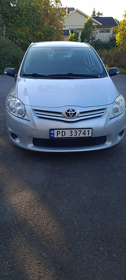 Toyota Auris 2 of 9