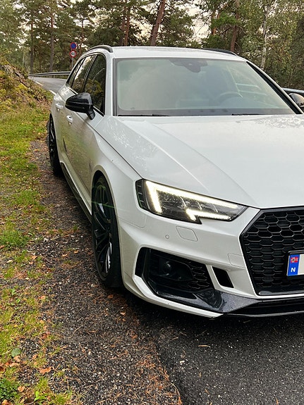 Audi RS4 2 of 5