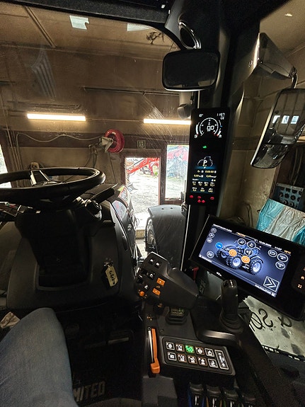 Valtra Q305 10 of 17