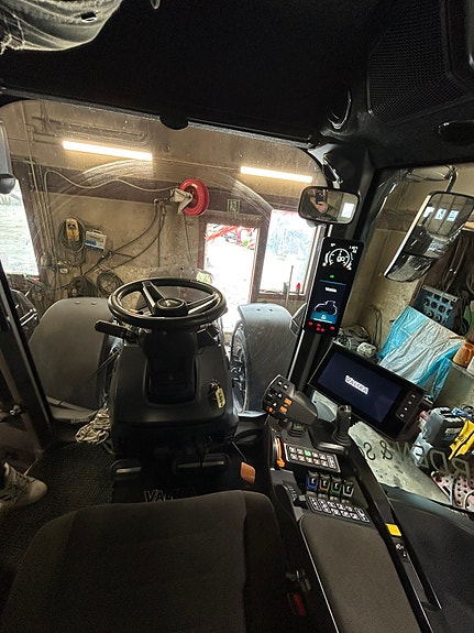 Valtra Q305 9 of 17