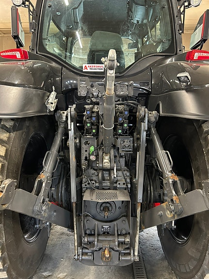 Valtra Q305 7 of 17