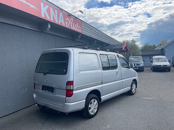 Toyota HiAce 8 of 30