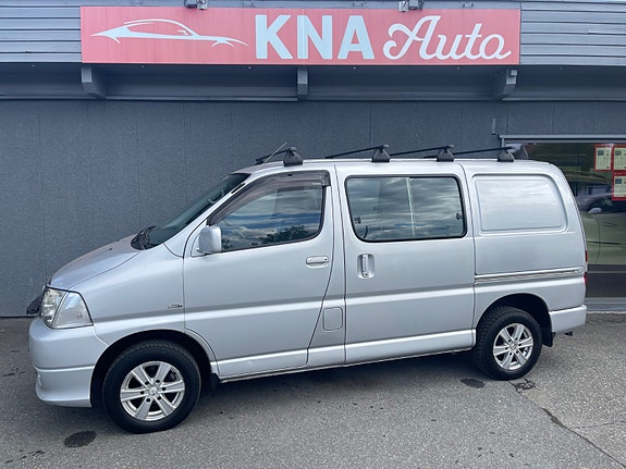 Toyota HiAce 2 of 5