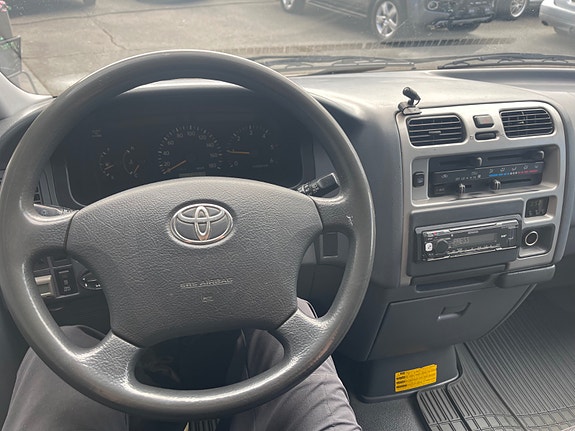 Toyota HiAce 9 of 30