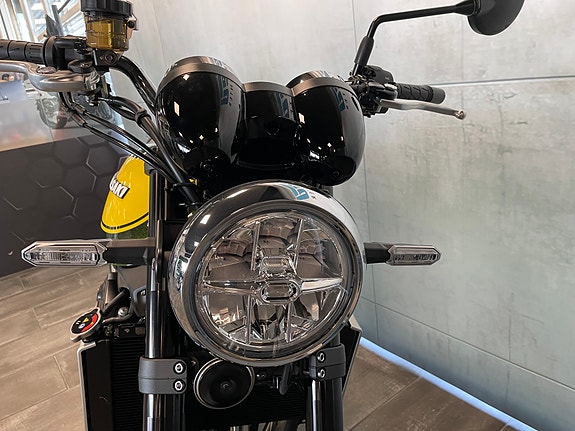 Kawasaki Z 900 RS 4 of 5