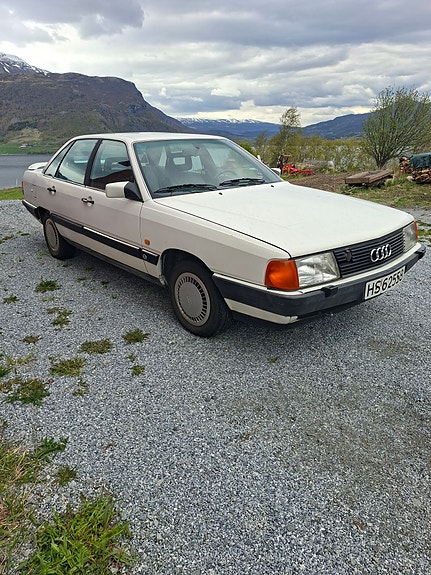 Audi 100 2 of 5
