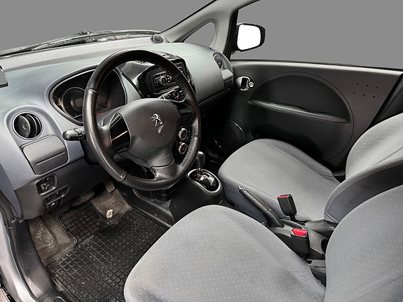 Peugeot iOn 8 of 9