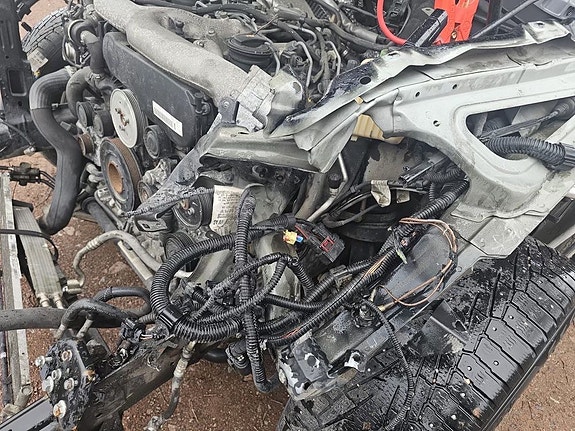Porsche Cayenne 4 of 5
