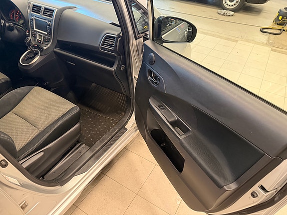 Toyota Verso-S 14 of 21
