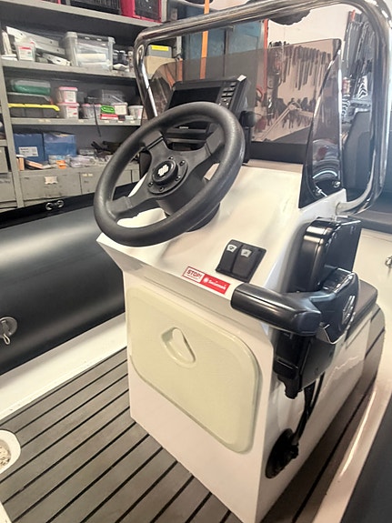 Suzumar 410 med 9,9/20 hk elstart. Kartplotter og Bluetooth høytalere 3 of 5