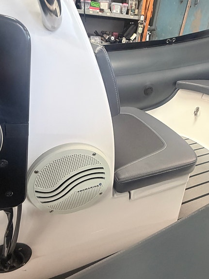 Suzumar 410 med 9,9/20 hk elstart. Kartplotter og Bluetooth høytalere 4 of 5