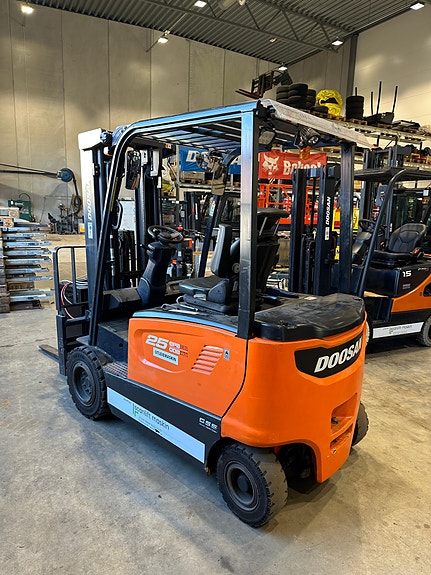 Doosan brukt 2.5T elektrisk truck 2 of 5